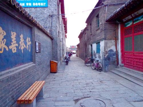 周村古城吃瓜,夏日吃瓜盛宴,古韵与现代味蕾的碰撞